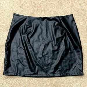 Black faux/pleather skirt, 1X